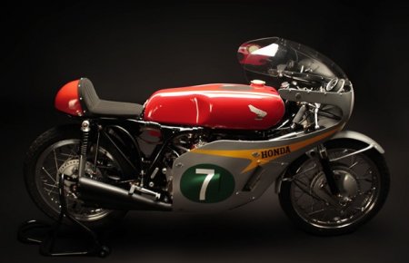 Honda RC166 1966 года. Кафе рейсеры взяли многое от болидов MotoGP